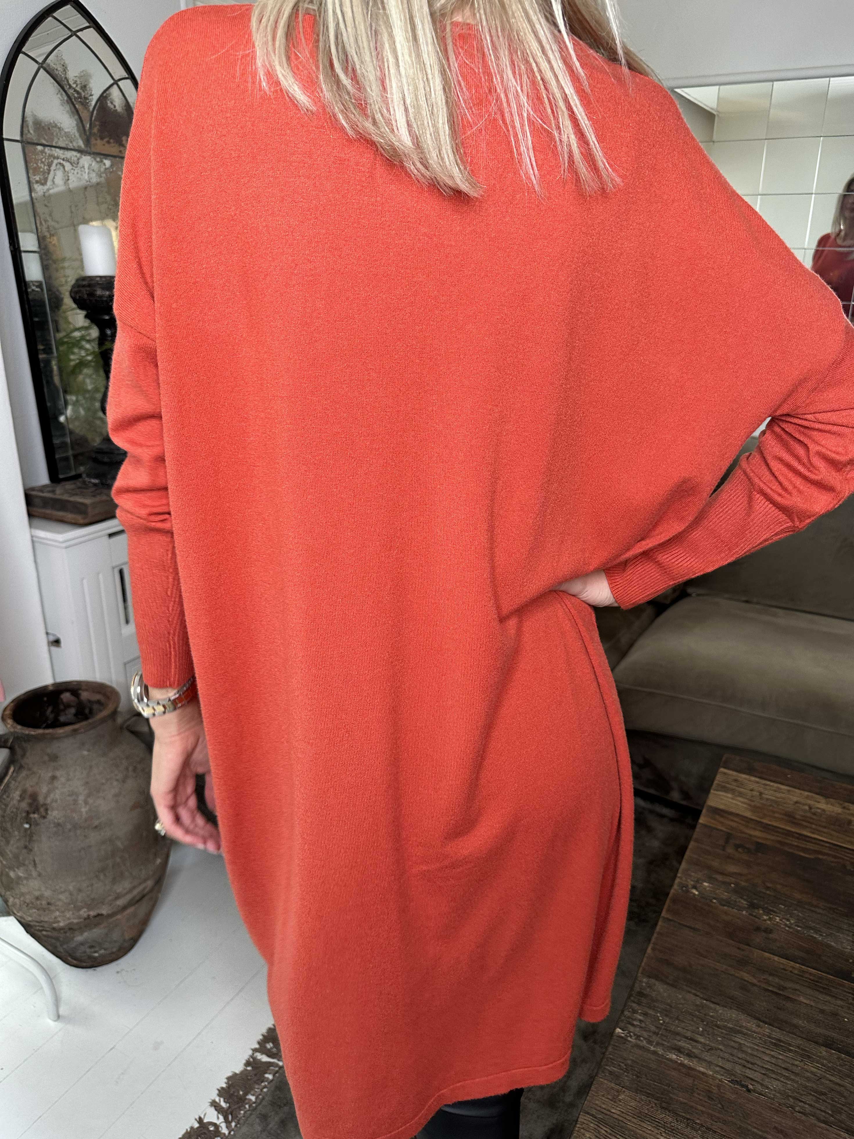 Amilie - Blød strikkjole med blomstermotiver